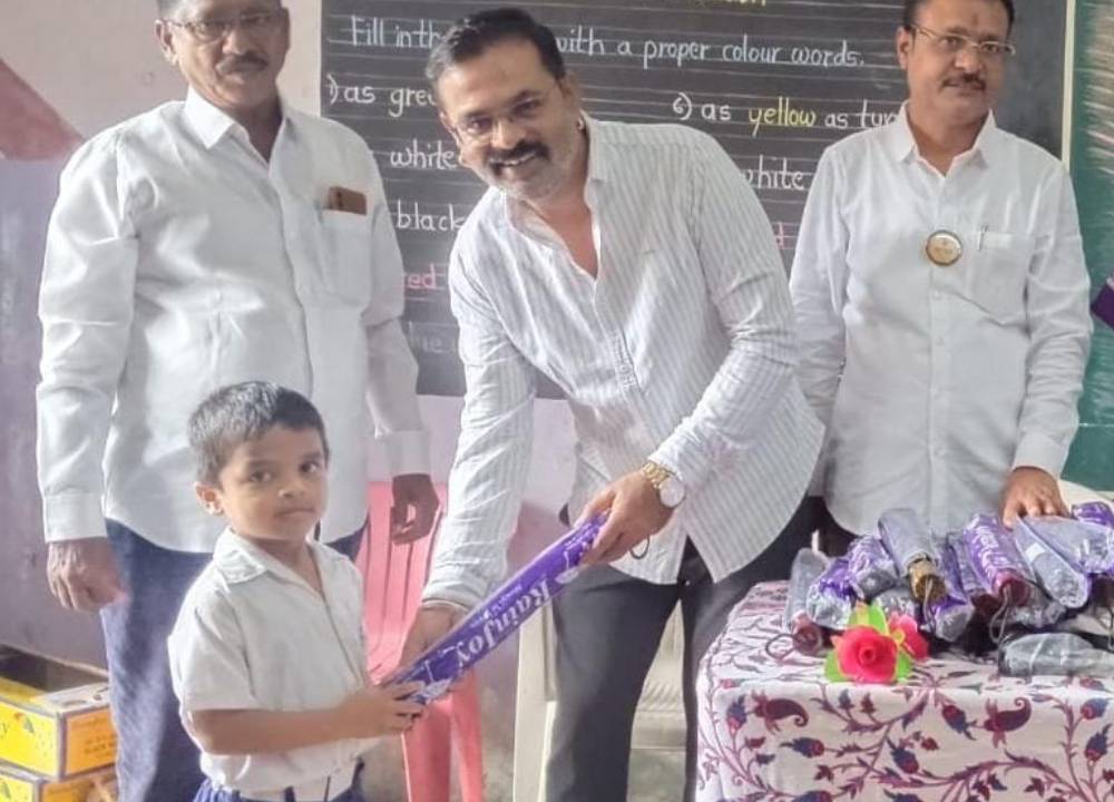 Distributes Umbrellas to School Students under the ‘65 Social Initiatives’